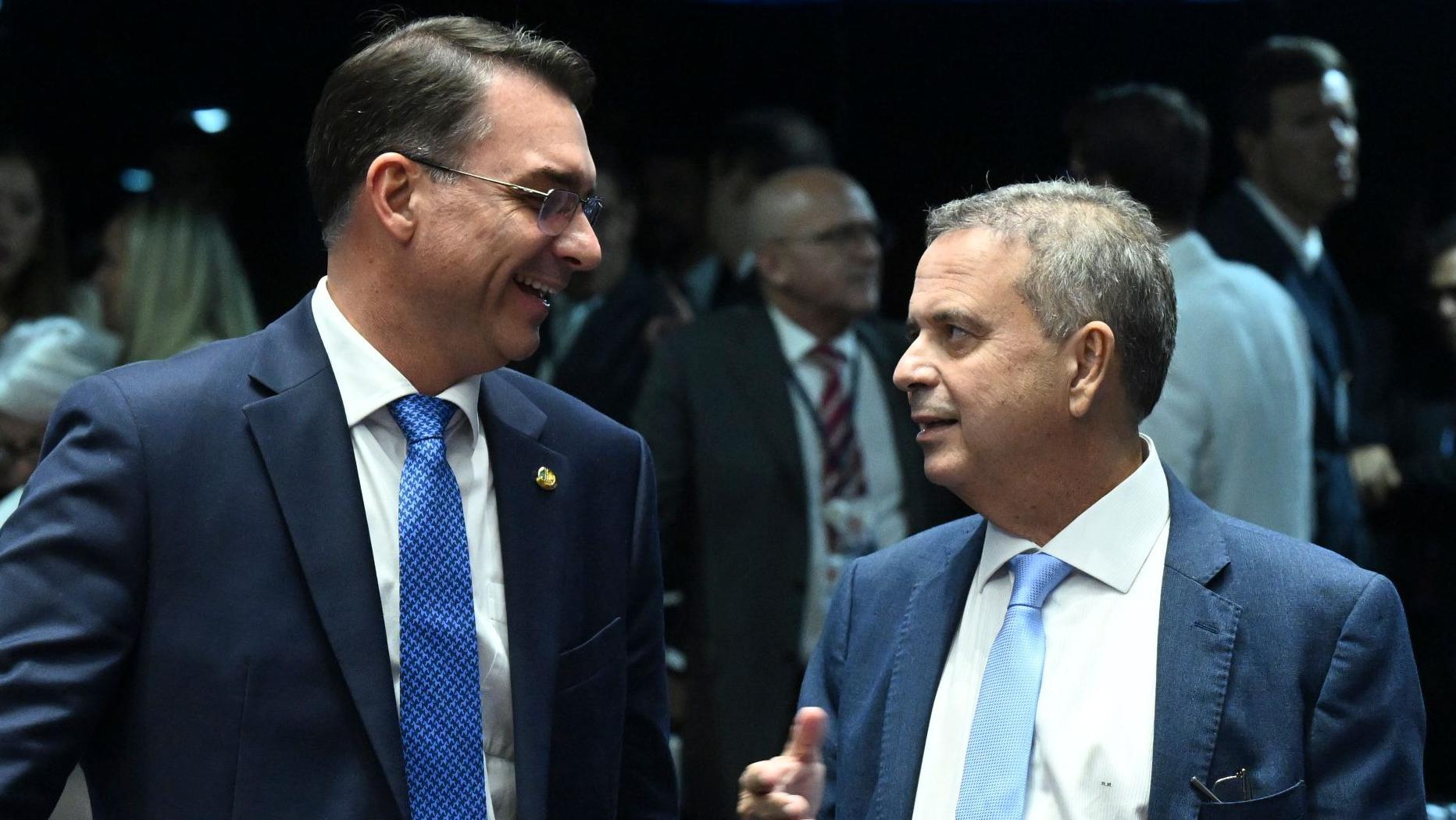 Fl&aacute;vio Bolsonaro ri durante conversa com Rog&eacute;rio Marinho