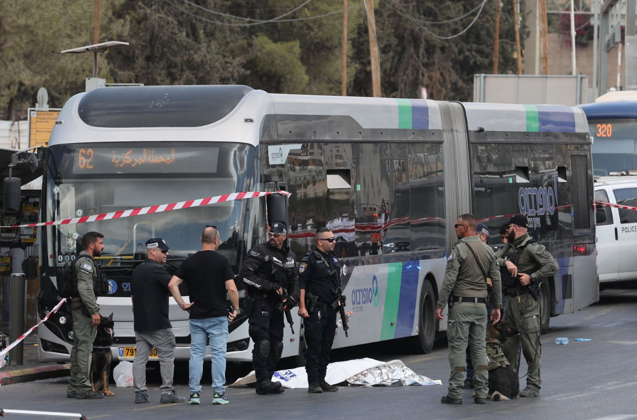 Autoridades en la escena del tiroteo en Jerusalén