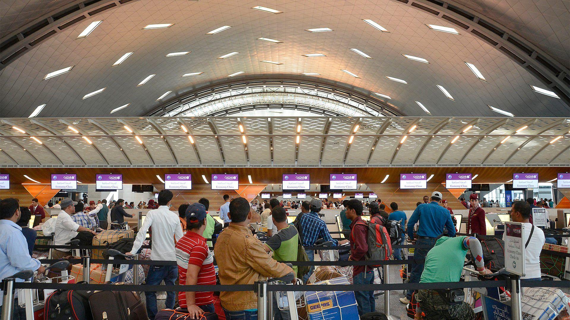 도하 하마드 국제공항에서 여행객들이 줄을 서고 있다