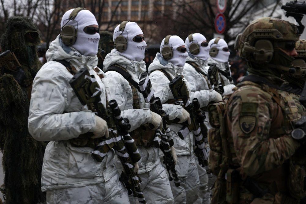 Pripadnici Kosovskih bezbednosnih snaga marširaju na paradi tokom proslave 18. godišnjice nezavisnosti Kosova u Prištini