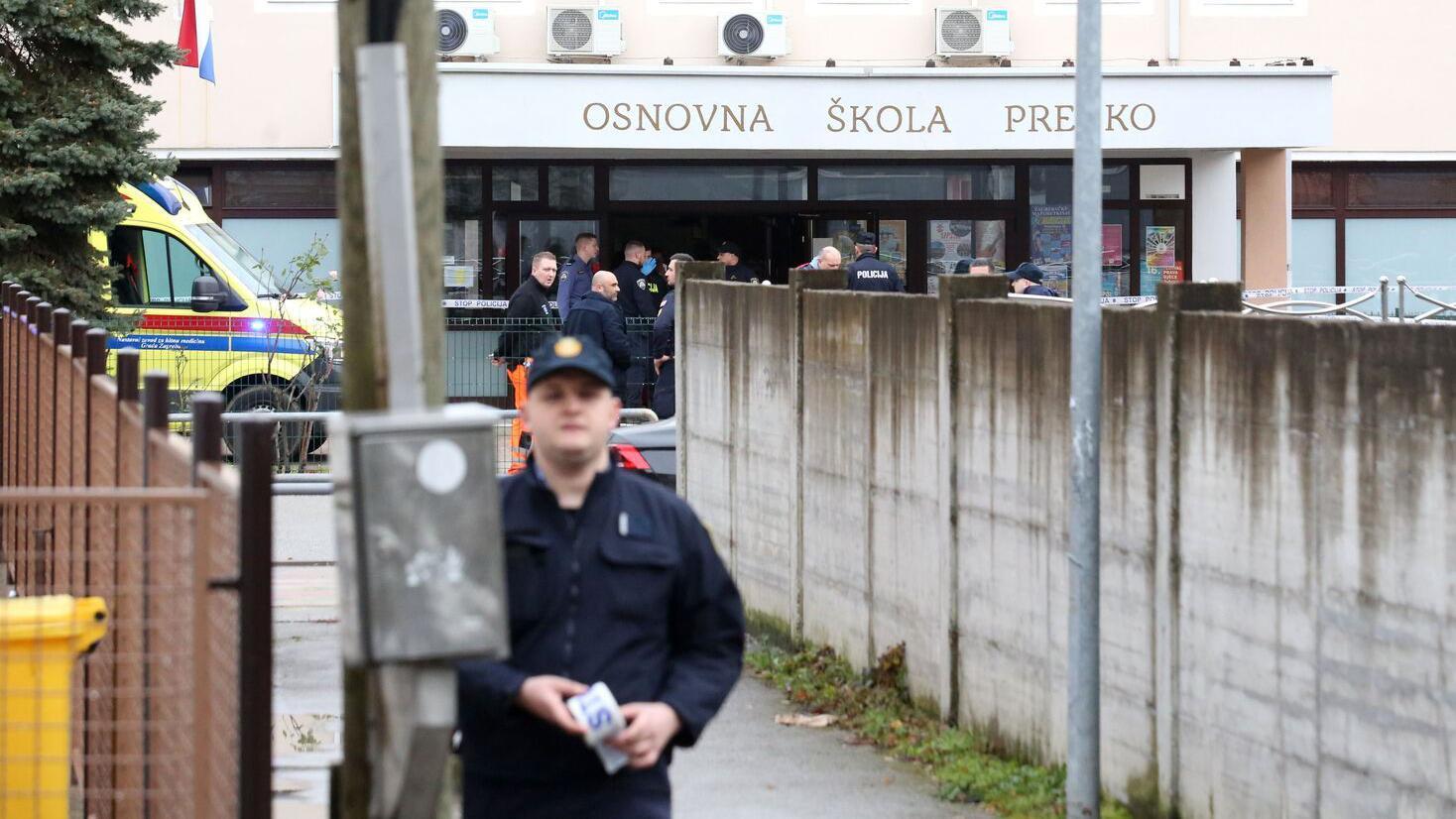 osnovna škola u Zagrebu, ispred nje stoje policijski službenici 