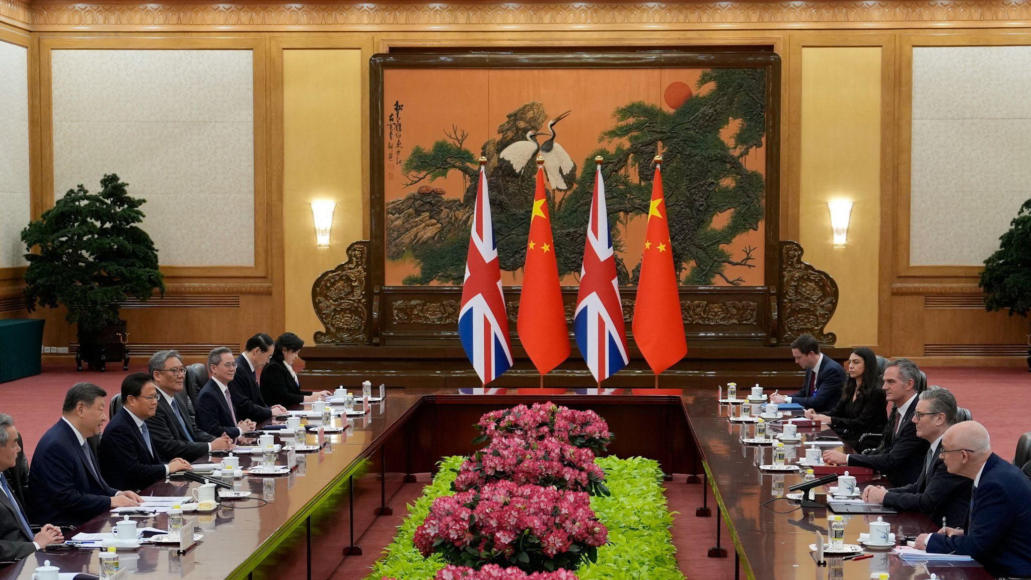 施紀賢一行（右）與習近平和中方官員（左）在北京人民大會堂內，背景擺放了中英兩國國旗（29/1/2026）