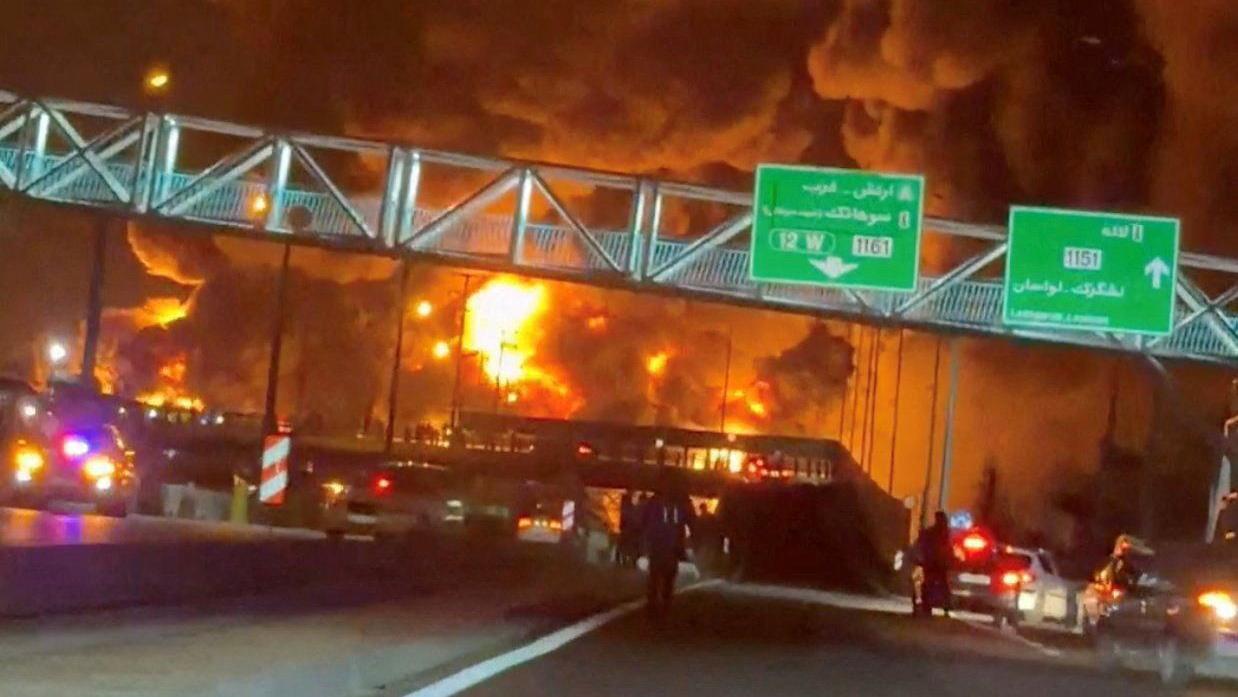 Fuego cerca de un depósito petrolero. 