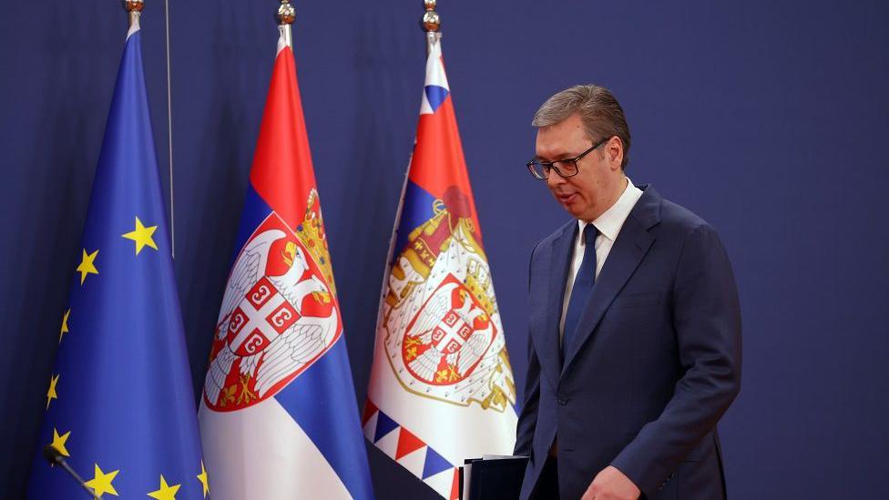 Vučić sa zastavama