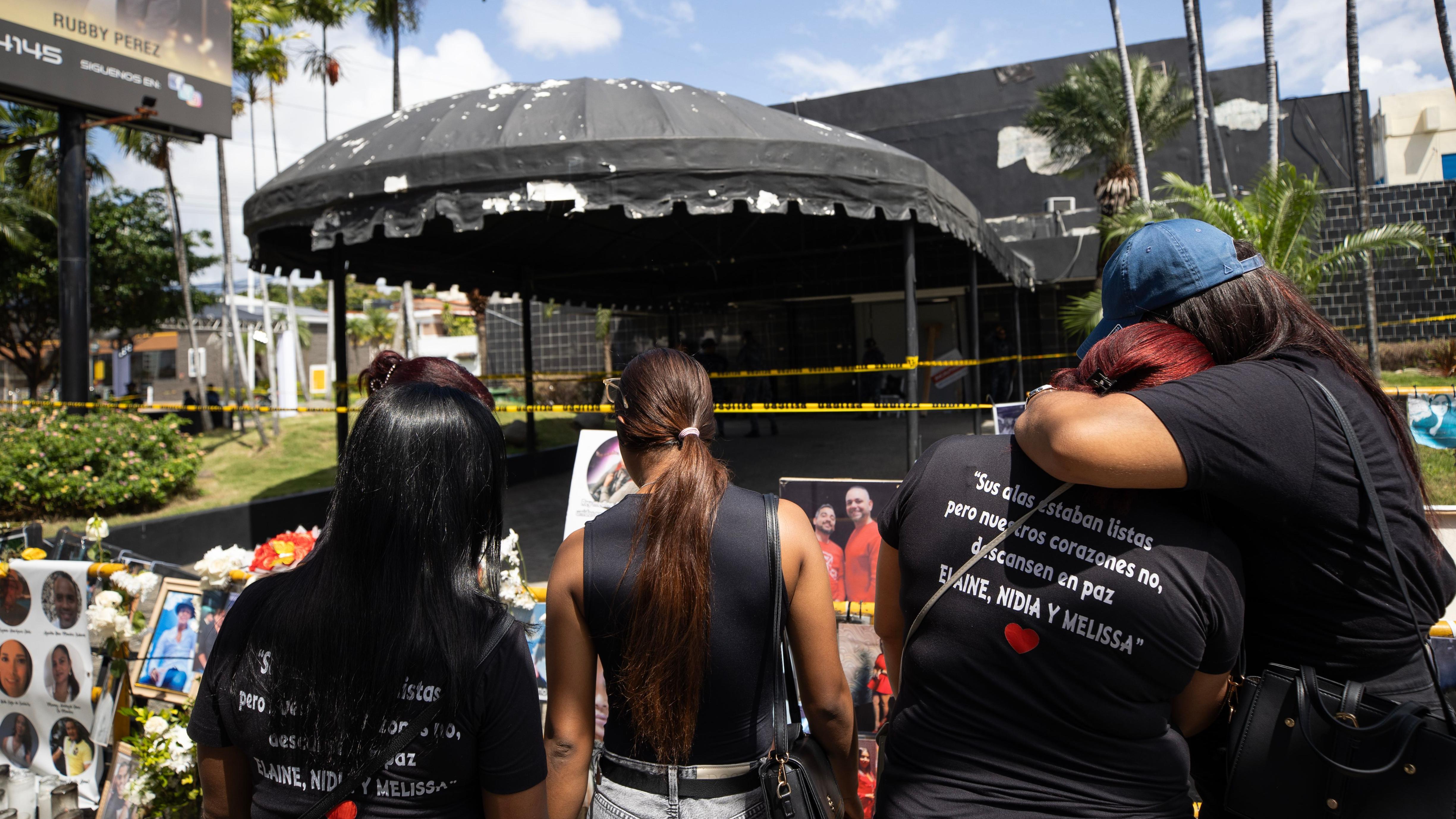 Familiares frente al Jet Set.
