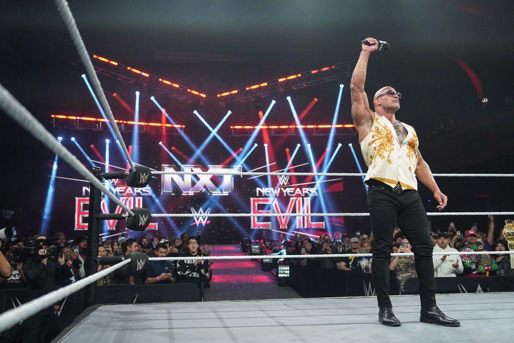 Dwaye Johnson como La Roca en el cuadrilátero de la WWE.