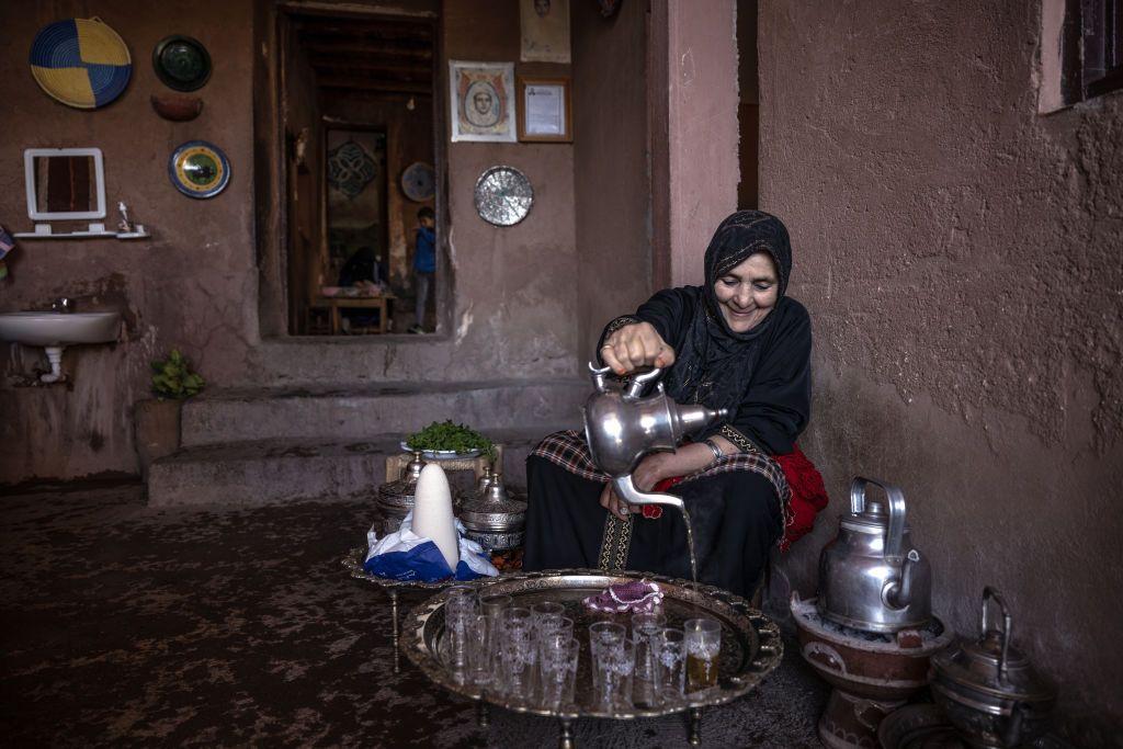 امرأة أمازيغية تصبّ شاي بالنعناع في مشهد من الحياة اليومية في مراكش، المغرب، في ١٦ مايو/أيار ٢٠٢٤.