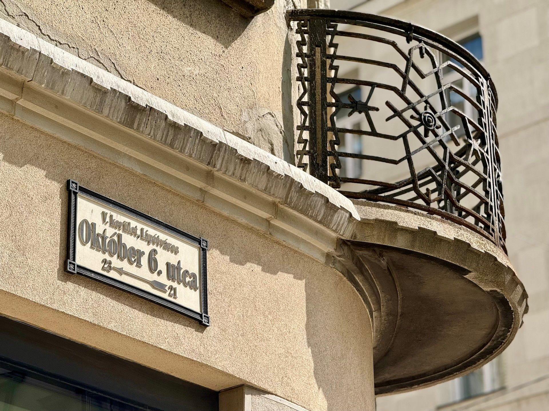 U centru Budimpešte, postoji ulica koja nosi ime 6. oktobar