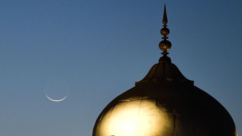 دہلی کی جامع مسجد کے سنہری گنبد کے اوپر چاند طوع ہونے کا منظر