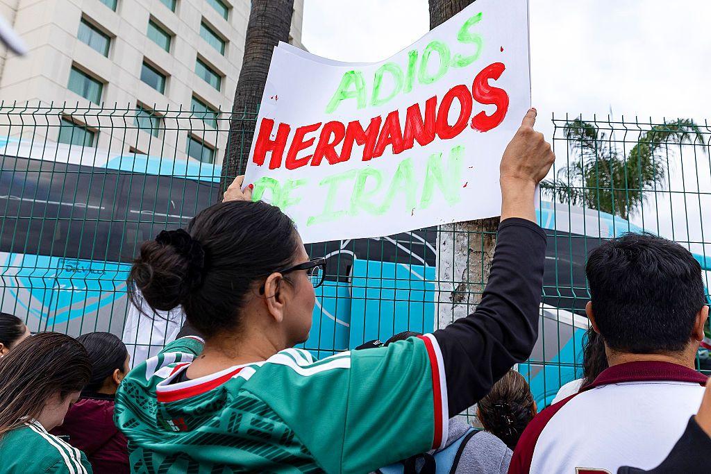 Mundial de fútbol. Señora sostiene un cartel que dice
