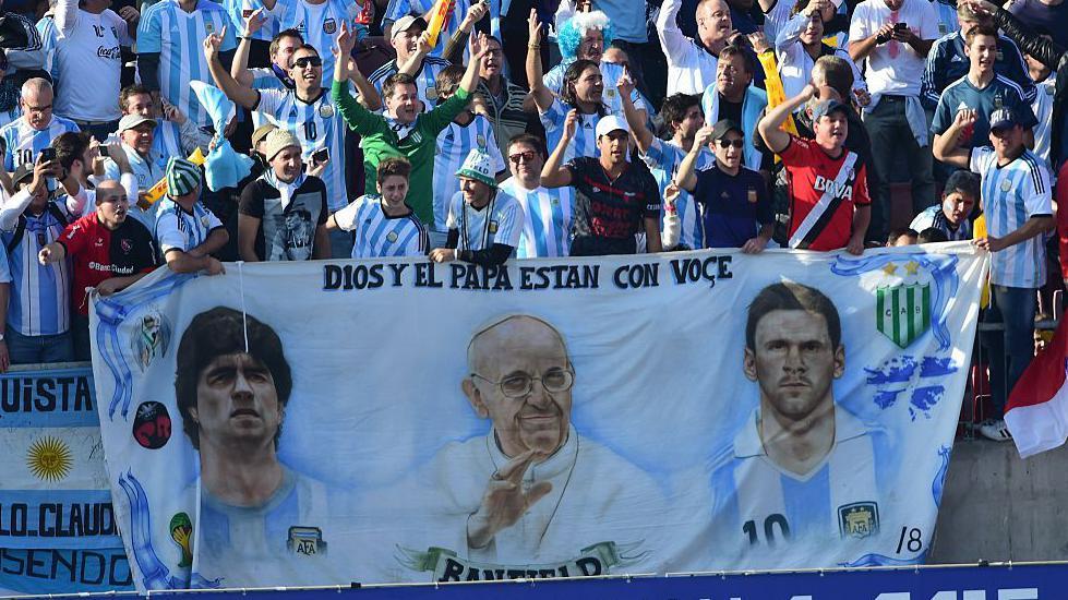 Un cartel con imágenes de Maradona, el Papa y Messi, durante la Copa América de 2015