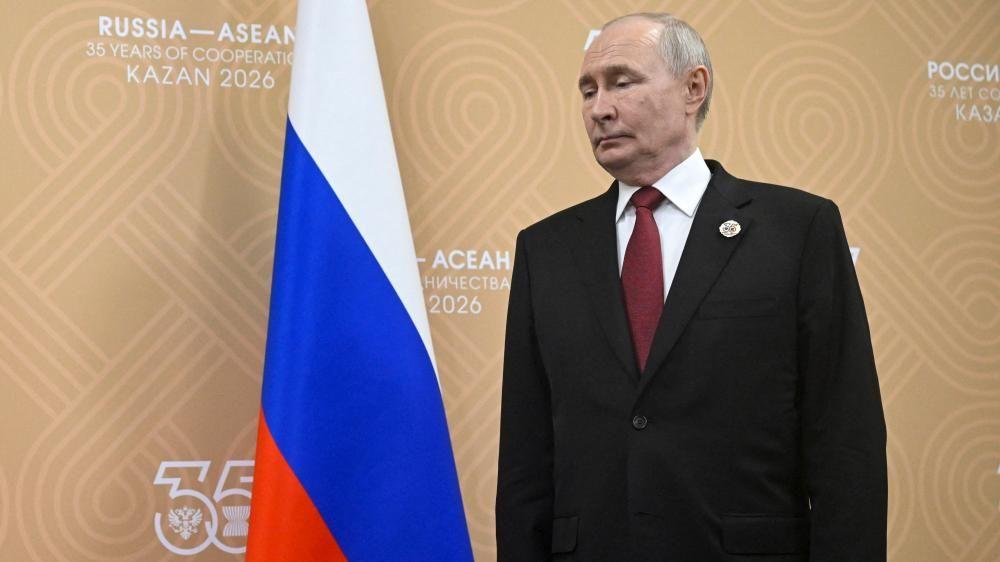 El presidente de Rusia, Vladimir Putin, aparece en la imagen antes de una reunión con el primer ministro de Camboya, Hun Manet, en el marco de la cumbre Rusia-ASEAN celebrada en Kazán el jueves 18 de junio.