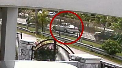 Imagen de una cámara de CCTV en la que captura el momento en que secuestran al pastor Raymond Koh. Un coche gris está señalado con un círculo rojo.