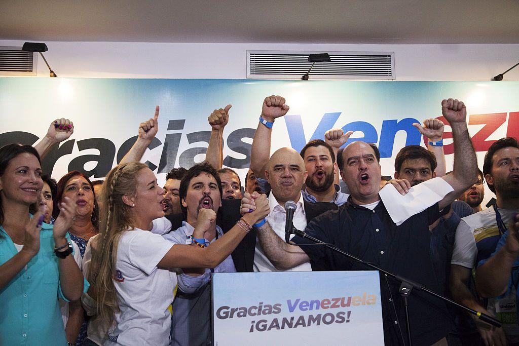 Líderes de la oposición venezolana celebran tras su triunfo en las elecciones parlamentarias de 2015.