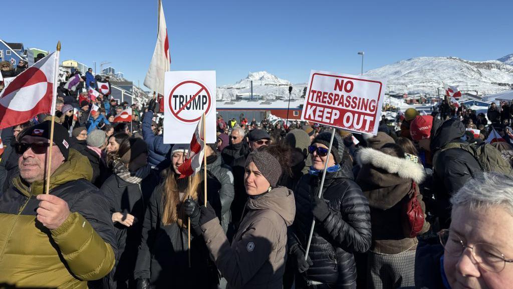 Un grupo de personas marchan en protesta a Trump en Groenlandia. 