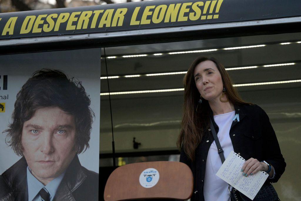 Villarruel con cartel de Milei