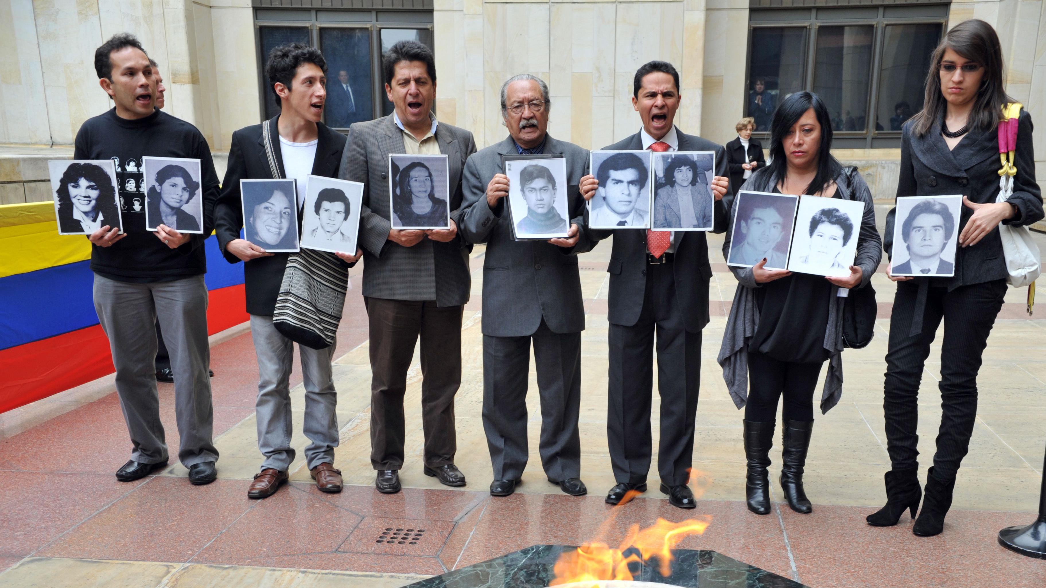 Víctimas y familiares de desaparecidos en un acto de reconocimiento en el Palacio de Justicia en Colombia en 2010.