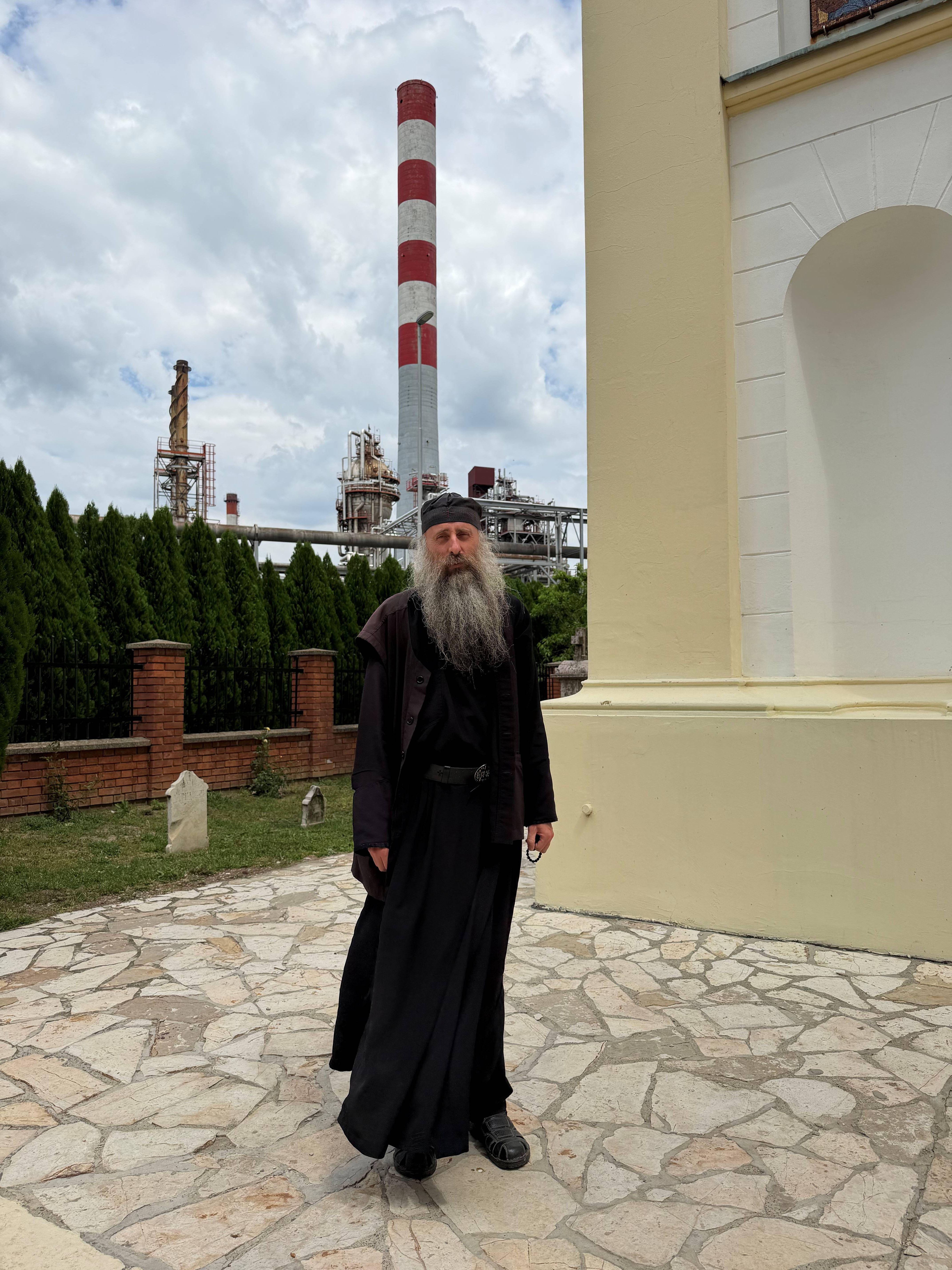 Jeromonah Teodor u dvorištu manastira
