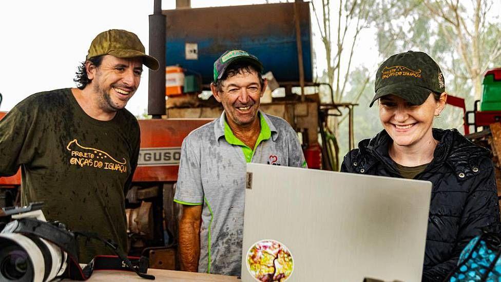 Miembro del Proyecto Jaguares del Iguazú con un agricultor local