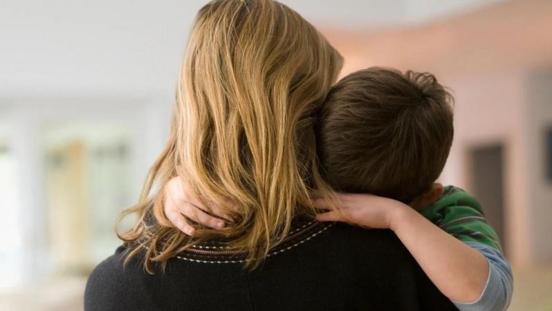 لماذا تعاني النساء من الضغط النفسي والإجهاد أكثر من الرجال؟ 3 سيدتان في لحظة عناق