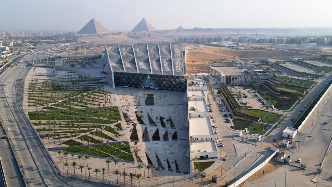 Una vista aérea del complejo del Gran Museo Egipcio con la Gran Pirámide de Guiza al fondo.