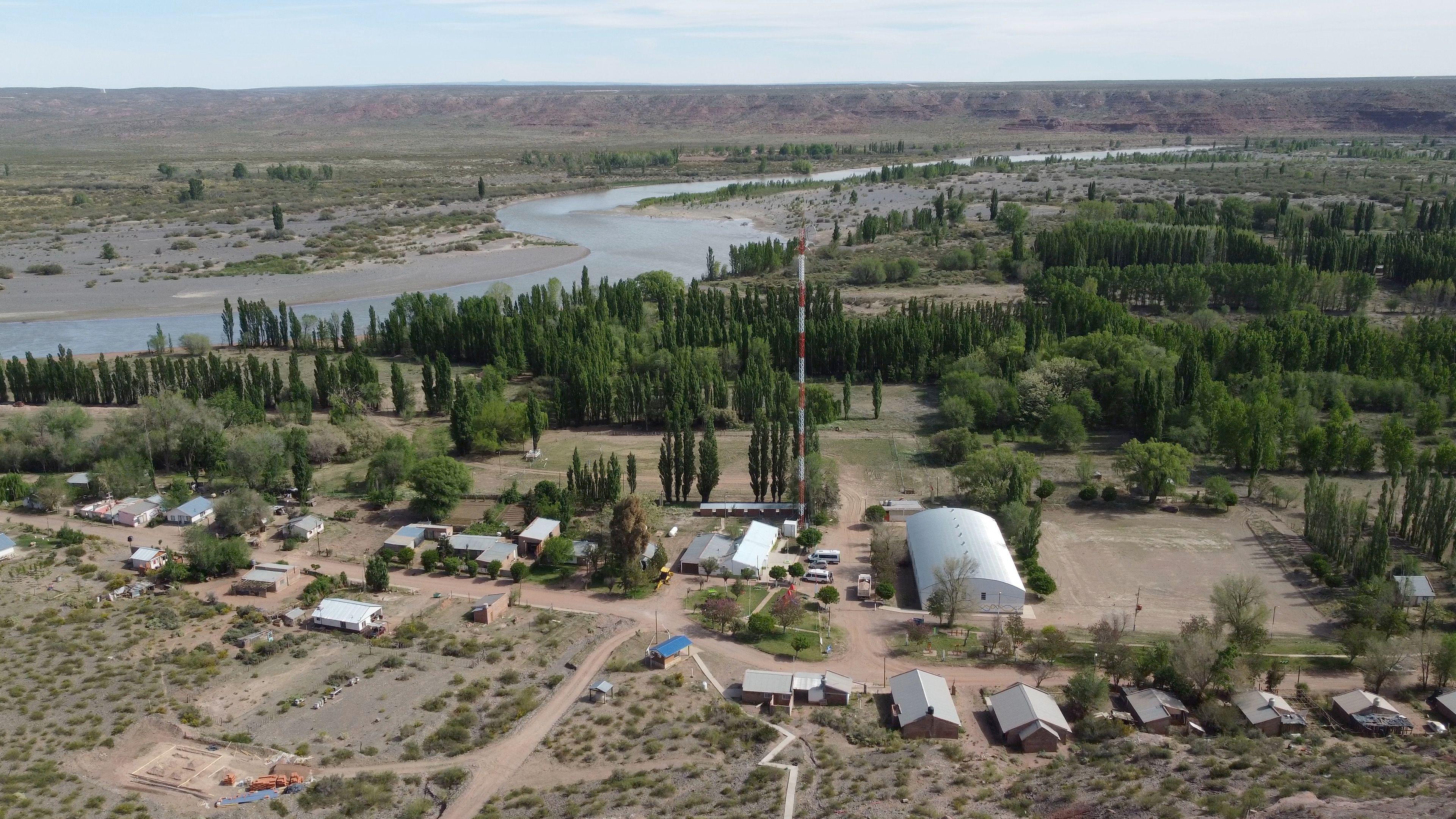 Pueblo a la orilla de un río