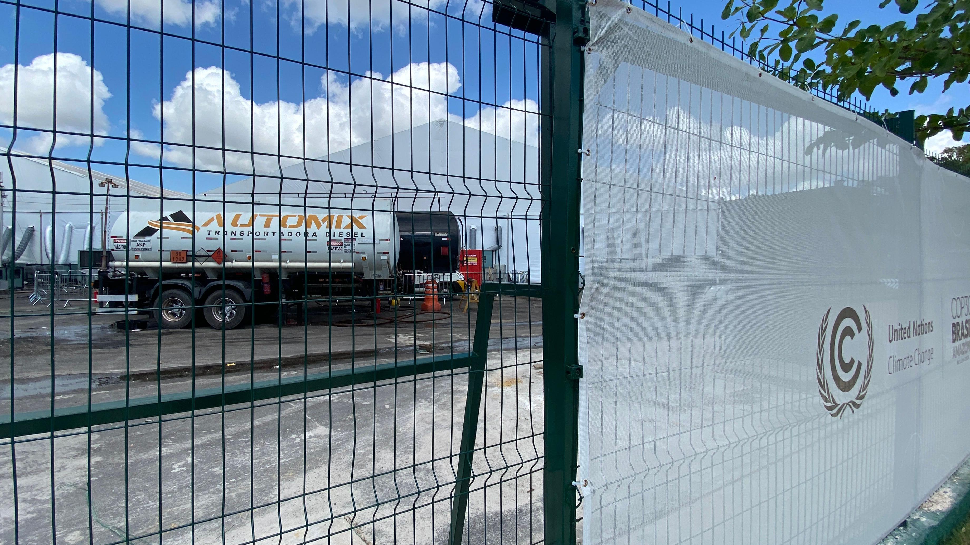 Caminhão-tanque que transporta o diesel que servirá de energia para os pavilhões da COP30 em Belém 