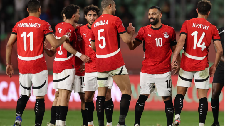 لاعبو منتخب مصر يحتفلون مع محمد صلاح بالهدف الثاني الذي أحرزه في نيوزيلندا