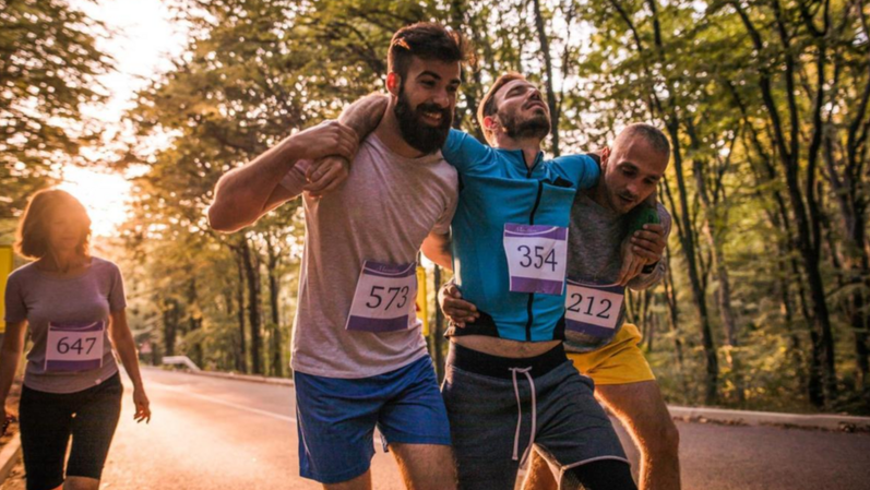 كيف تعرف سمات الشخصية التي تميل إلى الغش وخداع الآخرين؟ 2 شابان يساعدان شخصاً مصاباً.