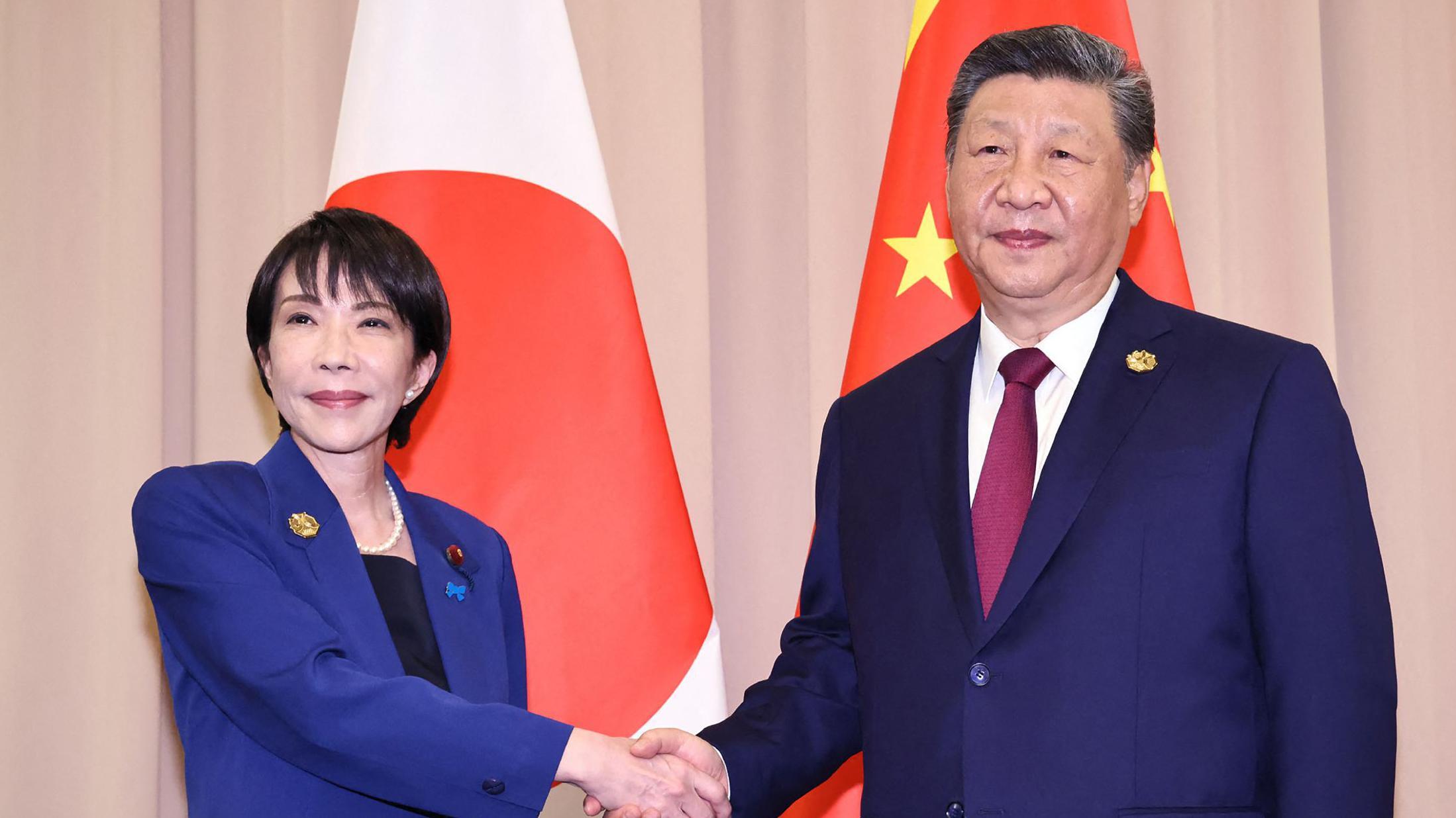 El primer ministro de Japón, Sanae Takaichi, con el presidente chino, Xi Jinping, el 31 de octubre de 2025.