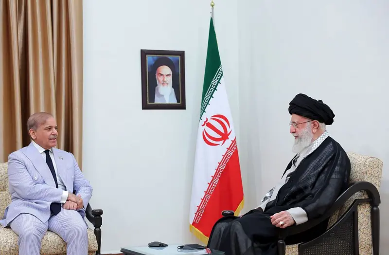 پاکستان کے وزیر اعظم شہباز شریف اور ایران کے سپریم لیڈر آیت اللہ علی خامنہ ای
