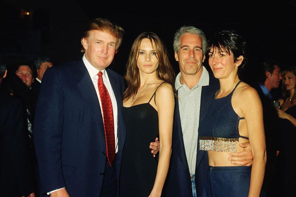 Donald Trump y su esposa Melania, junto a Jeffrey Epstein y Ghislaine Maxwell.