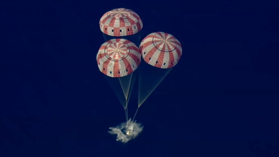 La cápsula Orión en el momento del amerizaje.