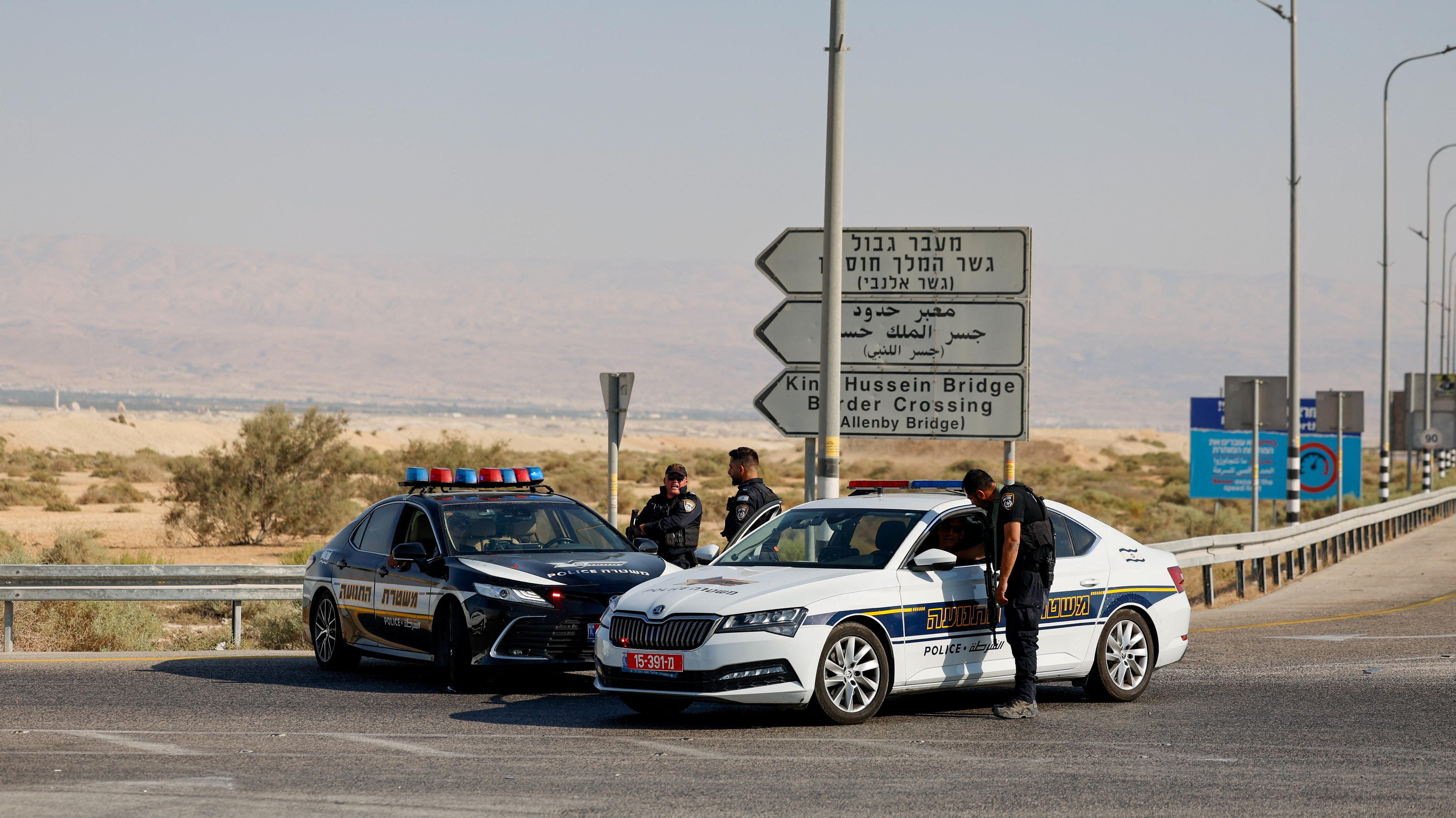 إسرائيل تتهم حماس بـ "ترهيب سكان غزة ومنعهم من مغادرة المدينة"، وواشنطن تستخدم الفيتو للمرة السادسة بشأن الحرب 2 ضباط شرطة إسرائيليون يقفون بجوار سياراتهم في موقع إطلاق نار مميت على معبر اللنبي بين الضفة الغربية المحتلة والأردن