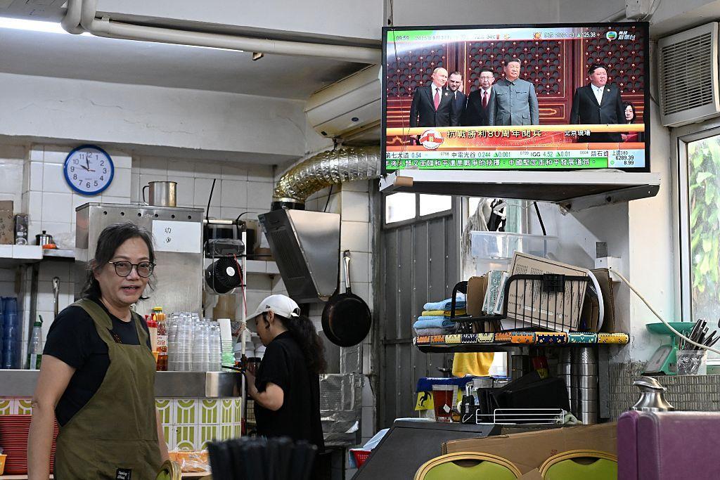 香港一家茶餐廳在電視上播放閱兵式。 