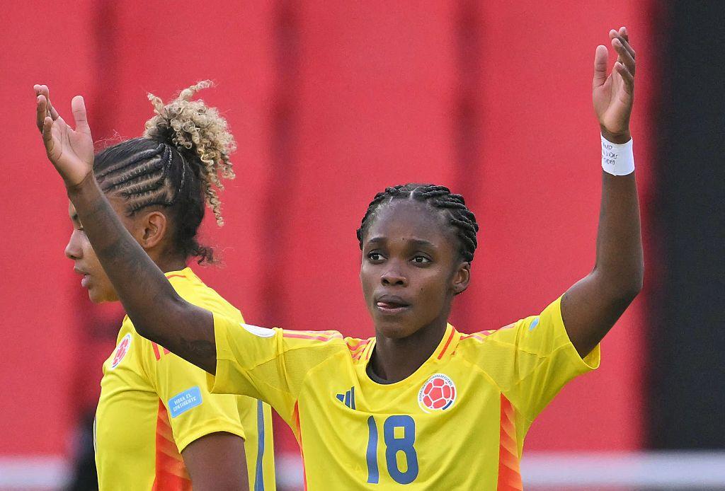 Caicedo celebra con los brazos en alto su gol en la final.