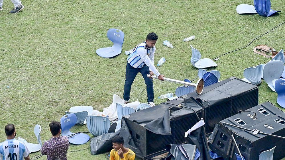 Anger at Messi tour in India as fans throw chairs and bottles at event