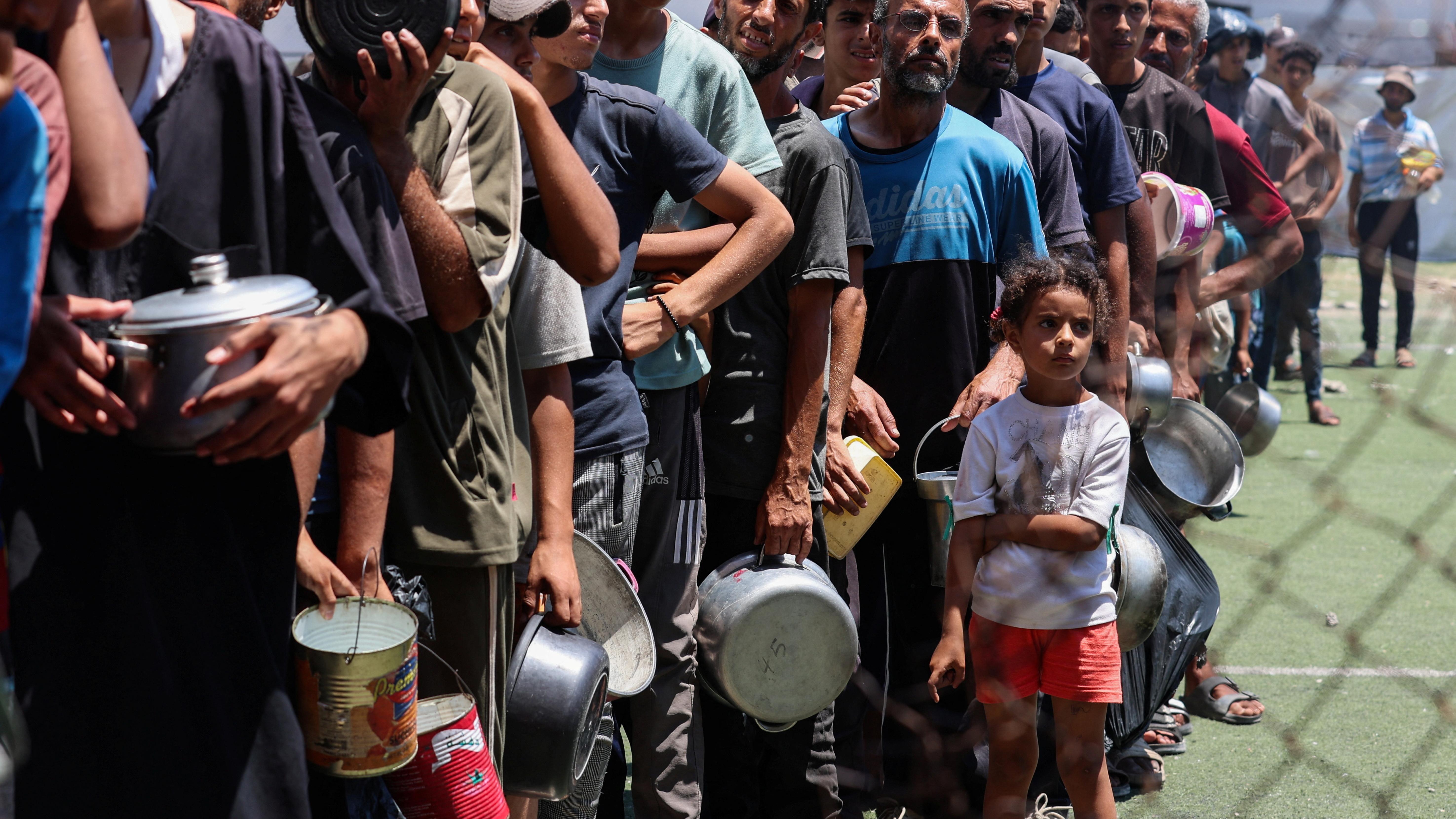 "الخبز أصبح أمنية، والأطفال ينامون على بطون فارغة".. شهادات غزيين تفضح تفاقم المجاعة في القطاع المنكوب 11 غزيون ينتظرون الحصول على طعام.