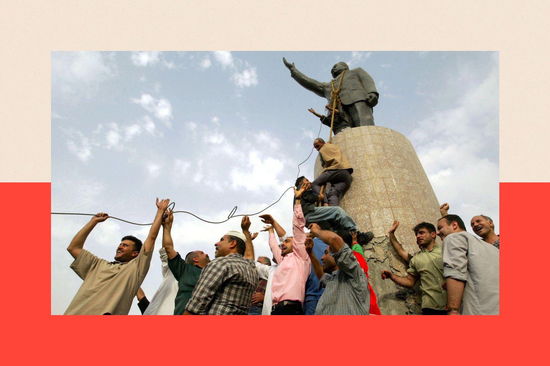 이라크 바그다드에서 사람들이 사담 후세인 동상을 쓰러뜨리는 모습