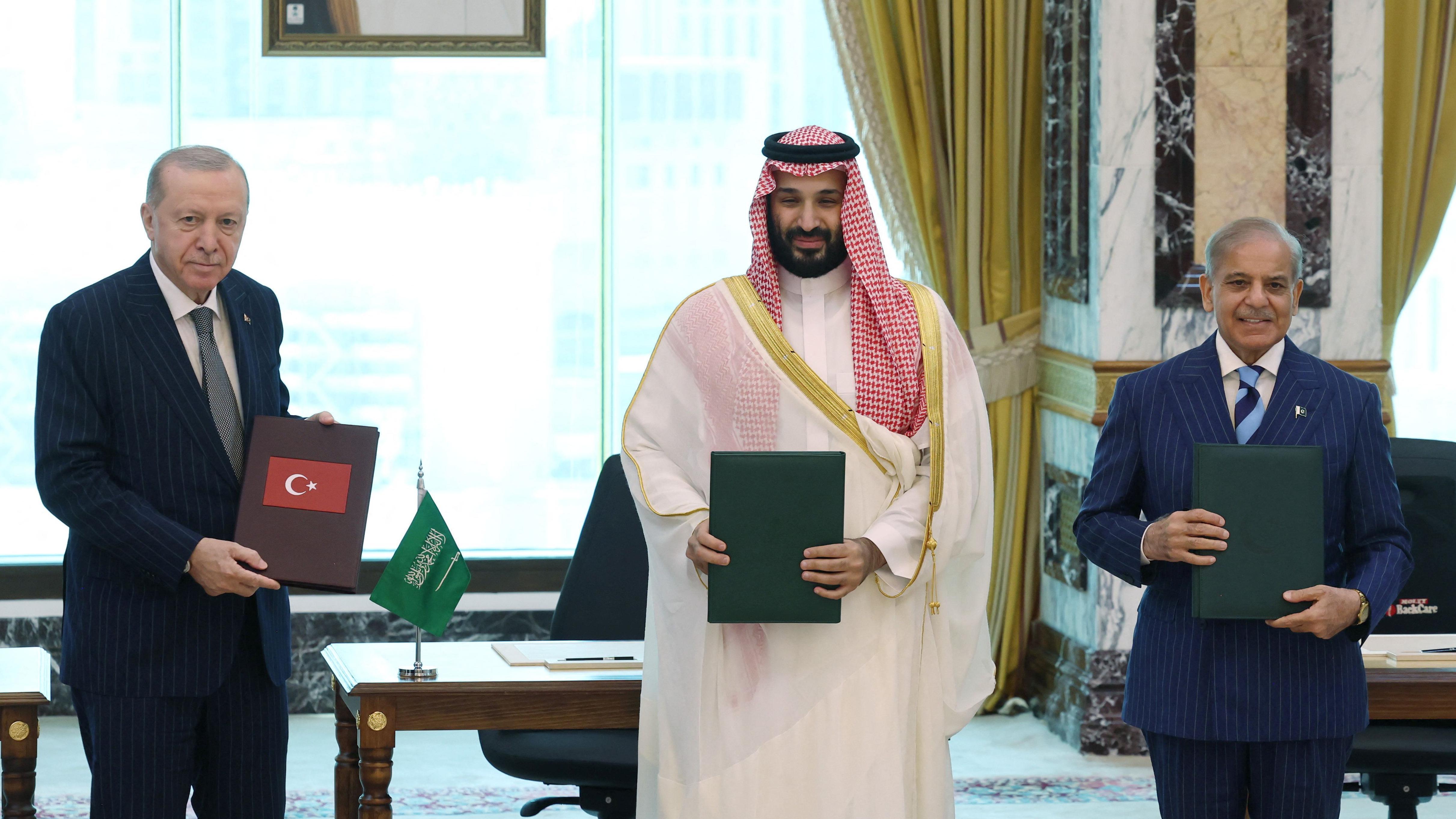 erdogan, muhamed bin salman i pakistanski premijer Šehbaz Šarif u saudijskom gradu Meki