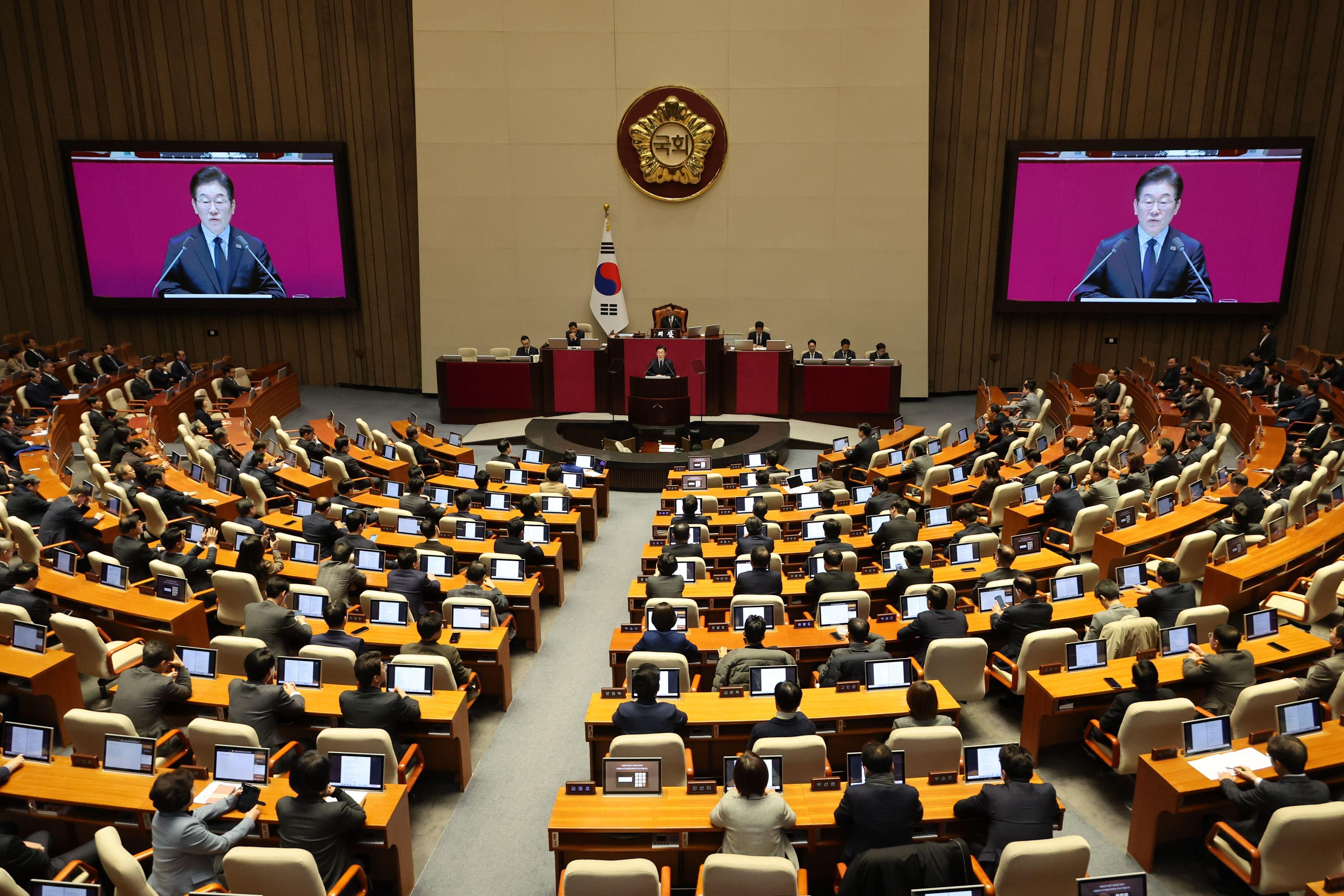 여야 정치권은 일제히 조속한 한미 관세 협상 타결을 촉구했다