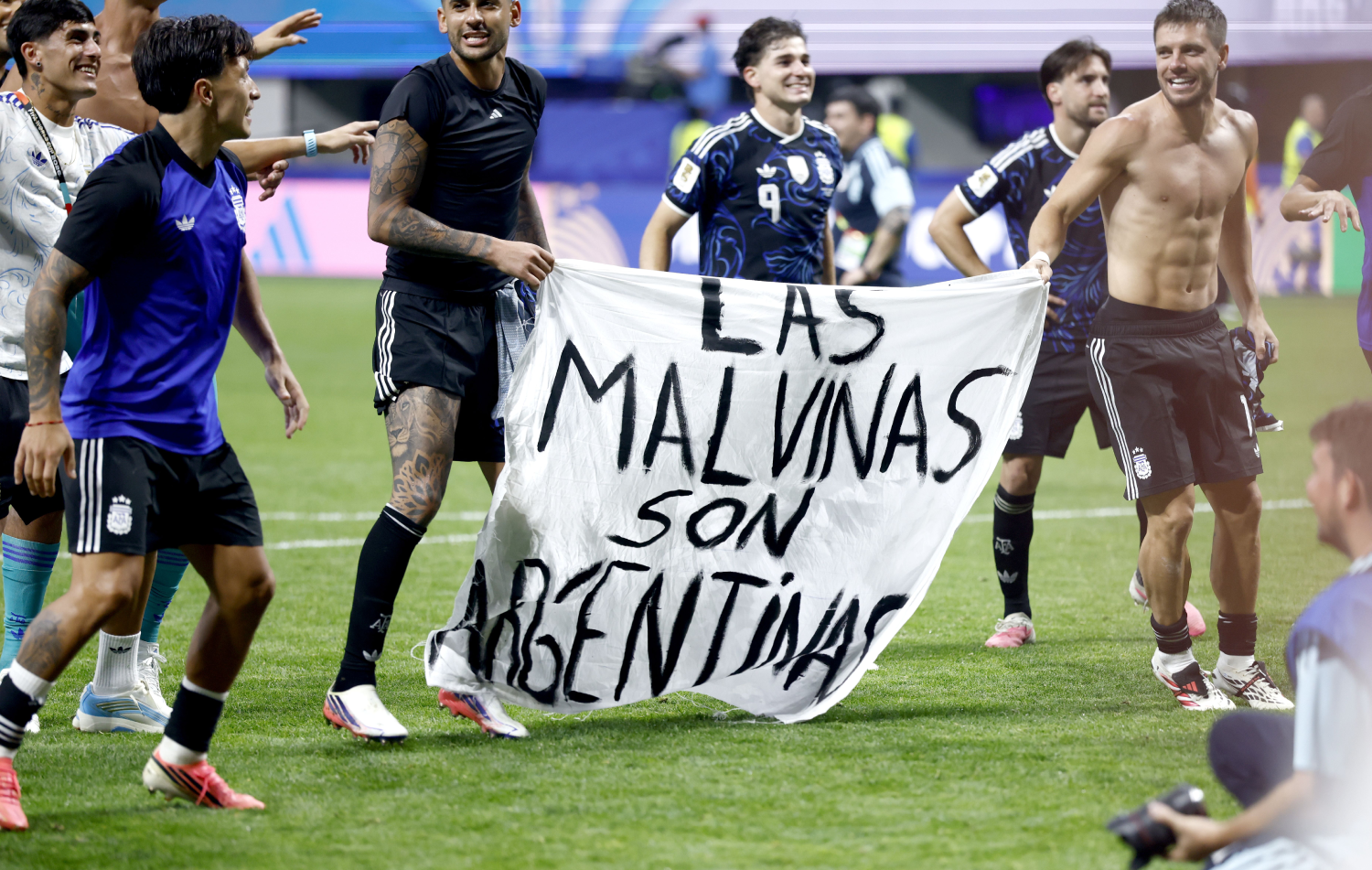 Jugadores de Argentina sostienen una pancarta con el mensaje "Las Islas Malvinas son argentinas" mientras celebran su victoria en el partido de semifinales de la Copa Mundial de la FIFA 2026 entre Inglaterra y Argentina, en Atlanta.