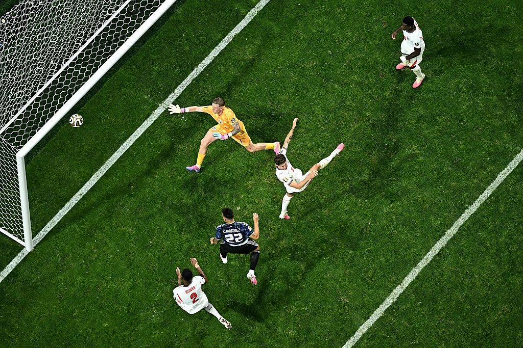 Lautaro Martínez marca de cabeza el segundo gol de Argentina en la semifinal del Mundial 2026 contra Inglaterra
