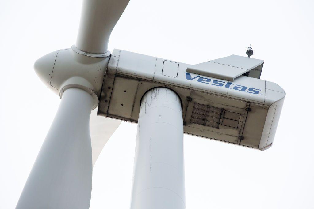 Una turbina eólica con el logotipo de la empresa Vestas