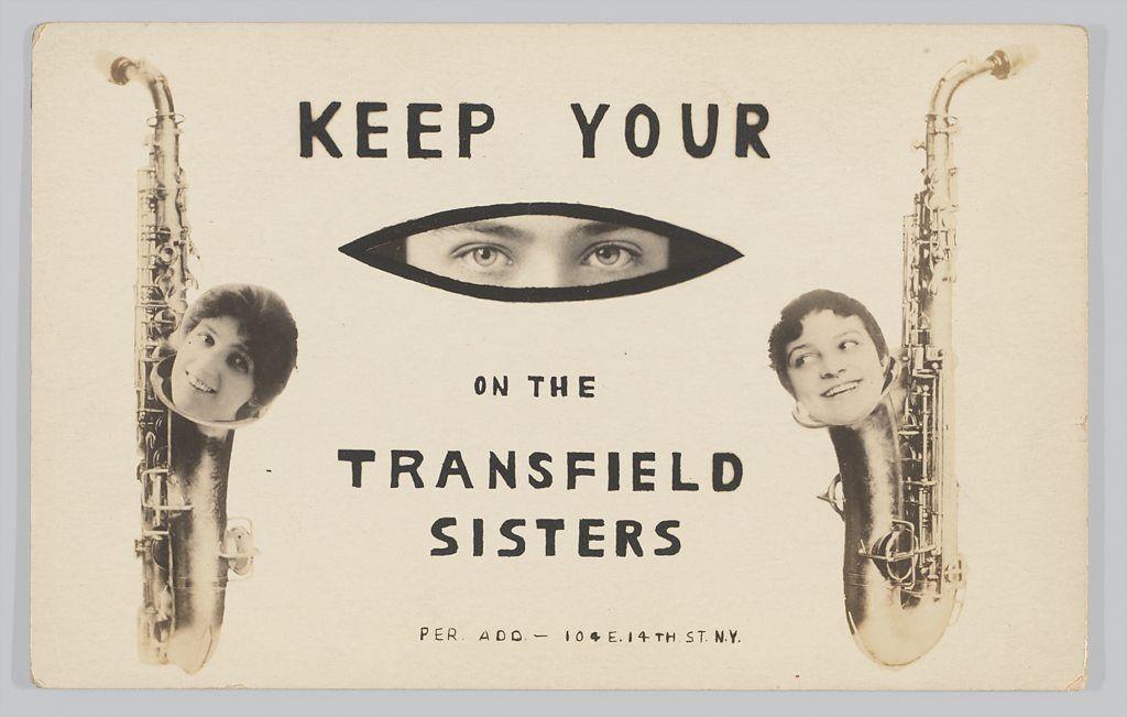 색소폰에 담겨 있는 듯한 여성의 모습