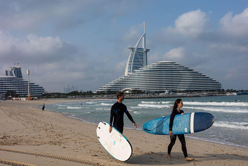 Unos surfistas en una playa de Dubái.