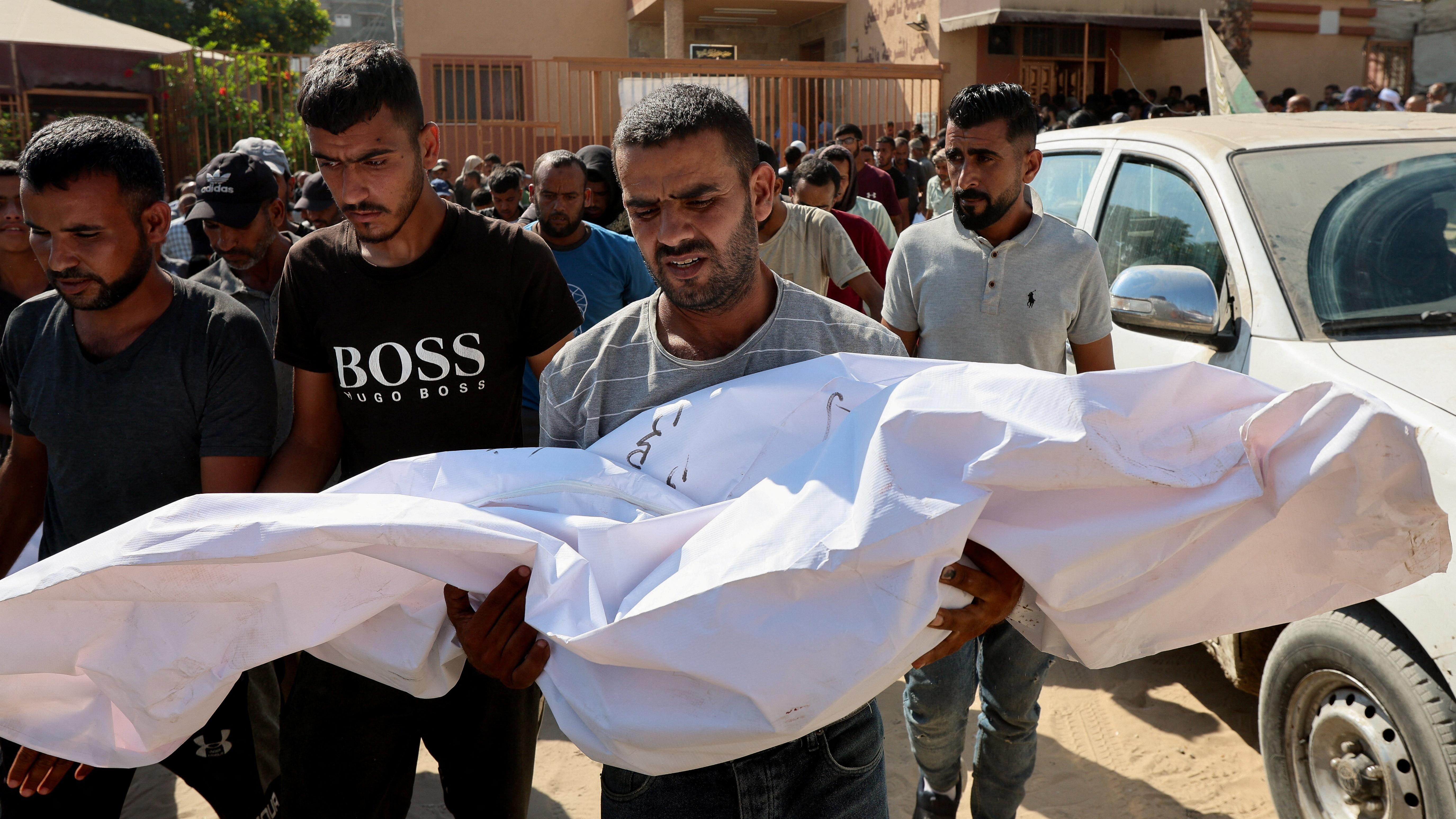 بريطانيا "تضغط على ترامب لإنهاء المعاناة في غزة"، و14 وفاة جديدة جرّاء الجوع وسوء التغذية بينهم طفلان 4 قتيل بغارة إسرائيلية على غزة