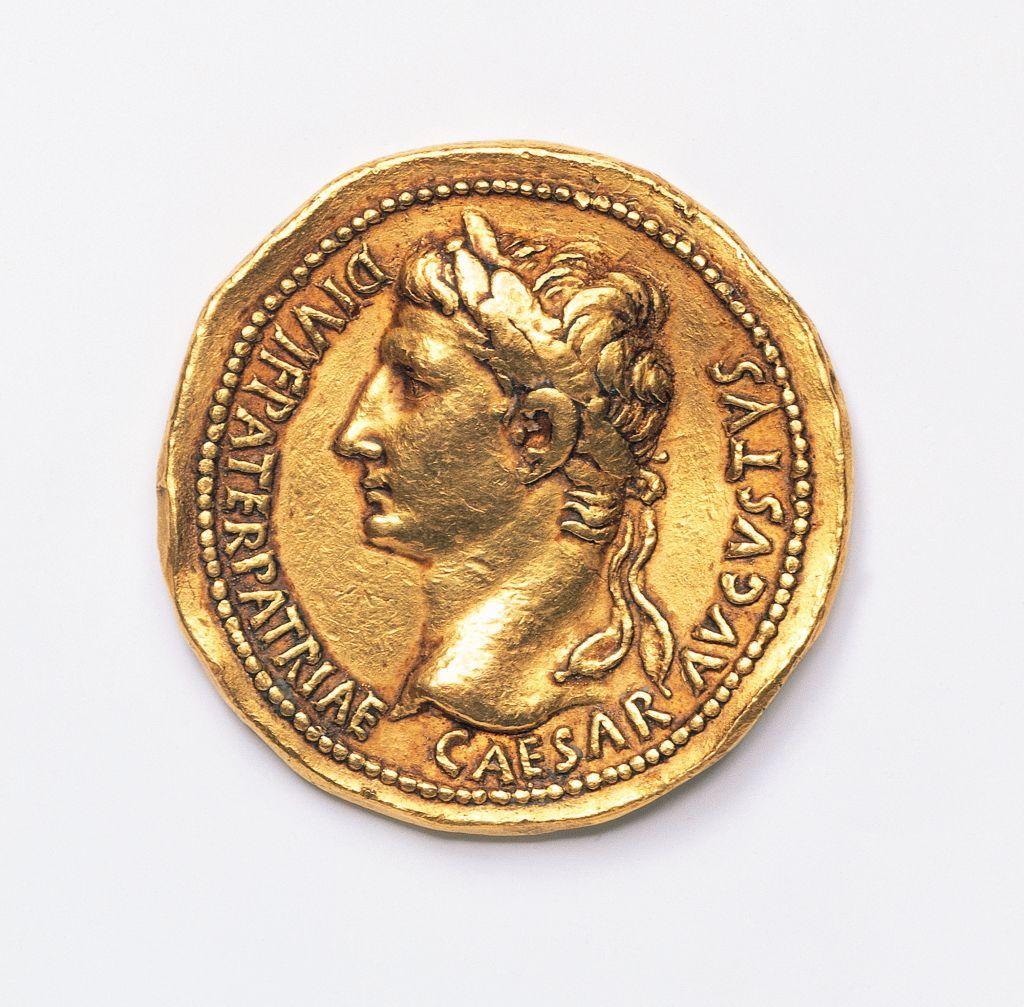 Una moneda con la cara del emperador Augusto