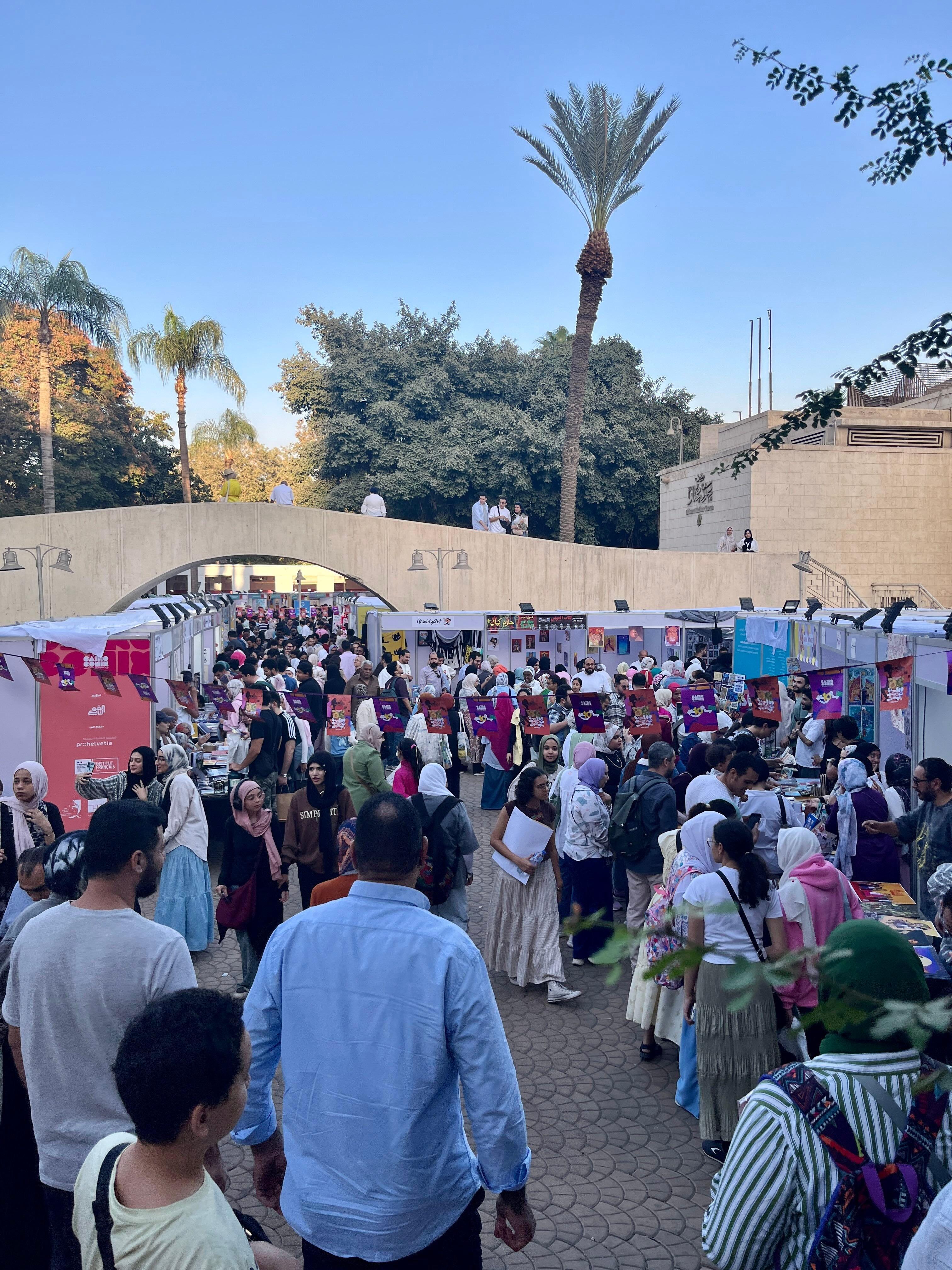 عدد من الزائرين ضمن مهرجان كايروكوميكس.