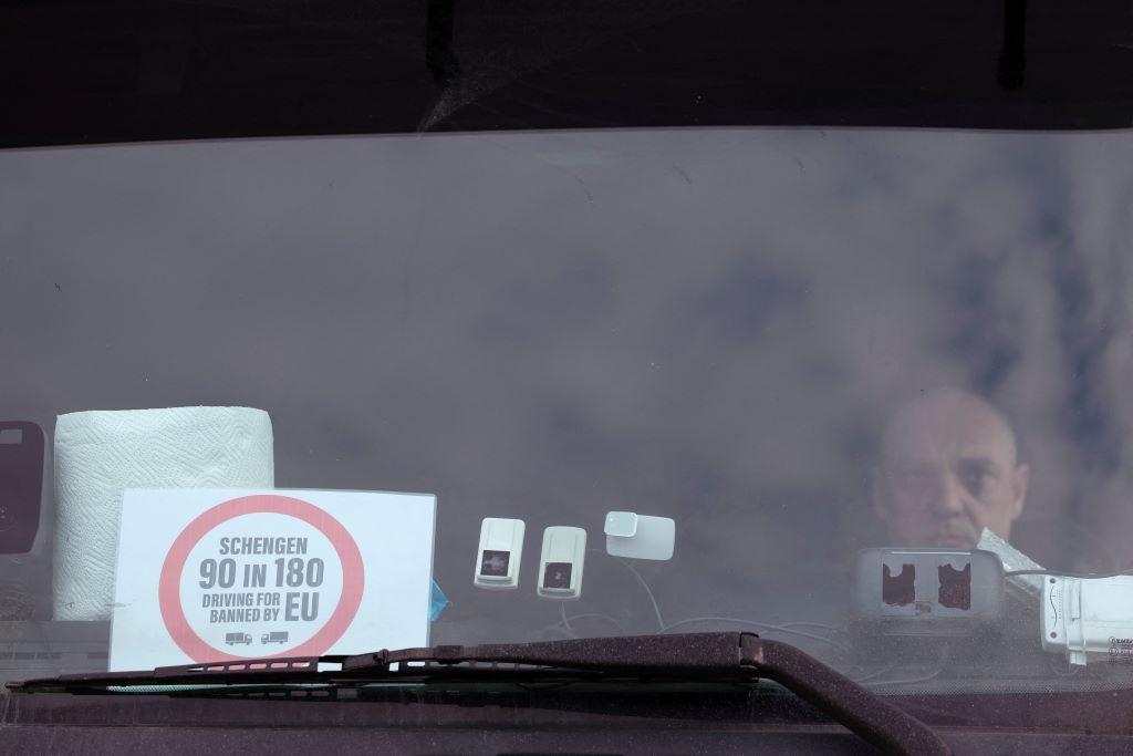 Kamiondžije blokiraju granice na Balkanu: Kolika je šteta 10 muškarac u kamionu na kome je znak Šengen 90 u 180. Vozimo za EU, EU nas zabranjuje